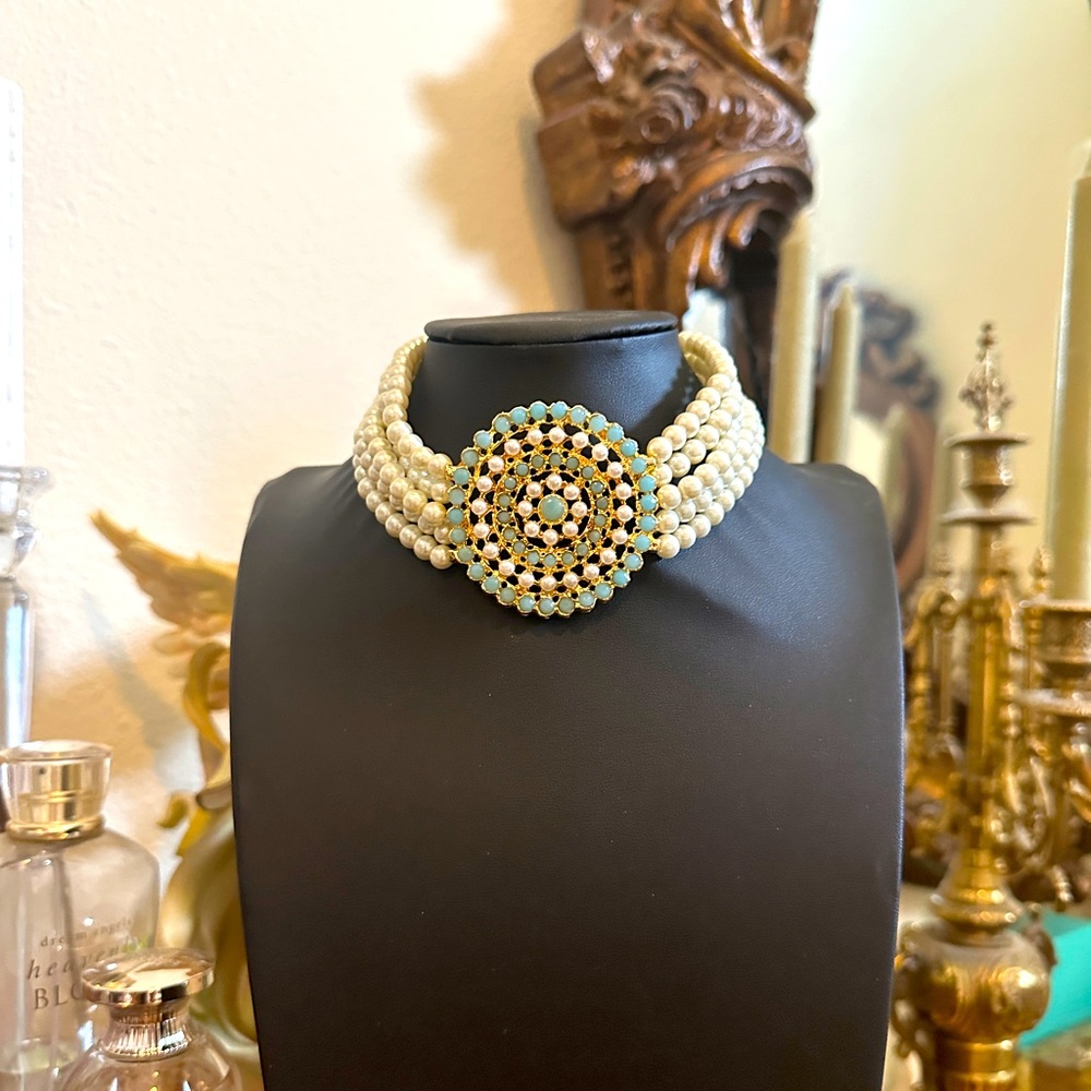 Elegant Pearl and Gold Choker Necklace